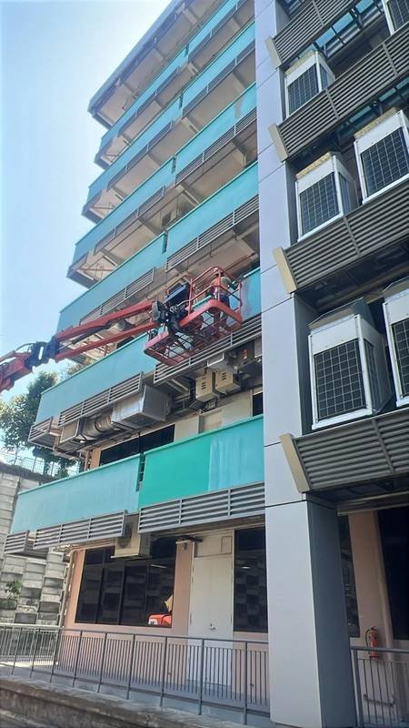 Façade repairs and repainting on a Singapore building using controlled access at height